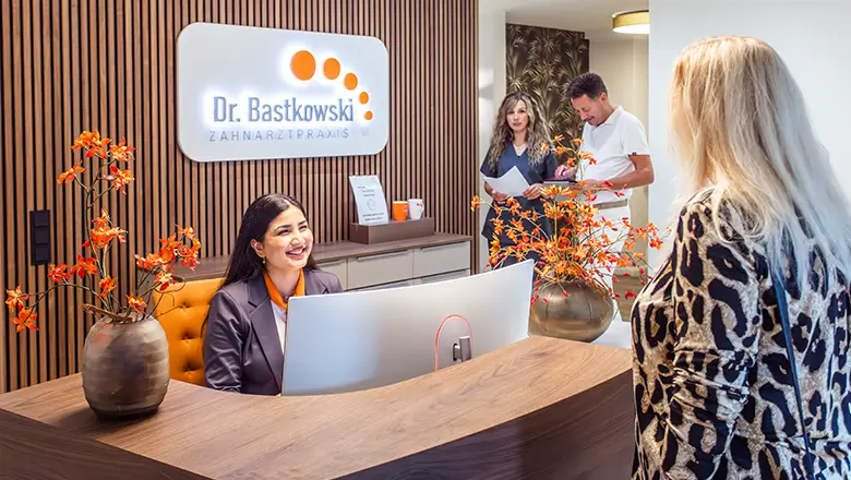 Freundlicher Empfang in der Zahnarztpraxis Bastkowski in Herne